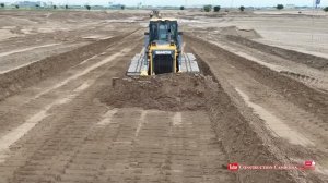 Бульдозер Shantui убирает грязь и засыпает участок.