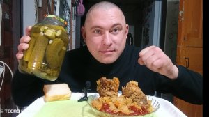 мукбанг/обжорыч/тушёная капуста с Мясом, соленые огурцы/