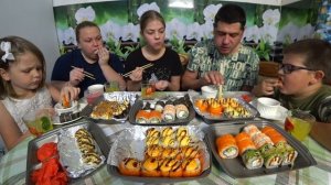 мукбанг. роллы в честь дня рождения Аксиньи 🥳