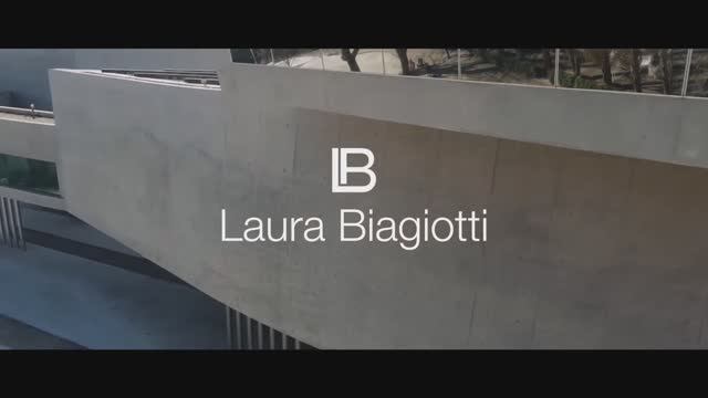 Показ женской коллекции Laura Biagiotti весна-лето 2022