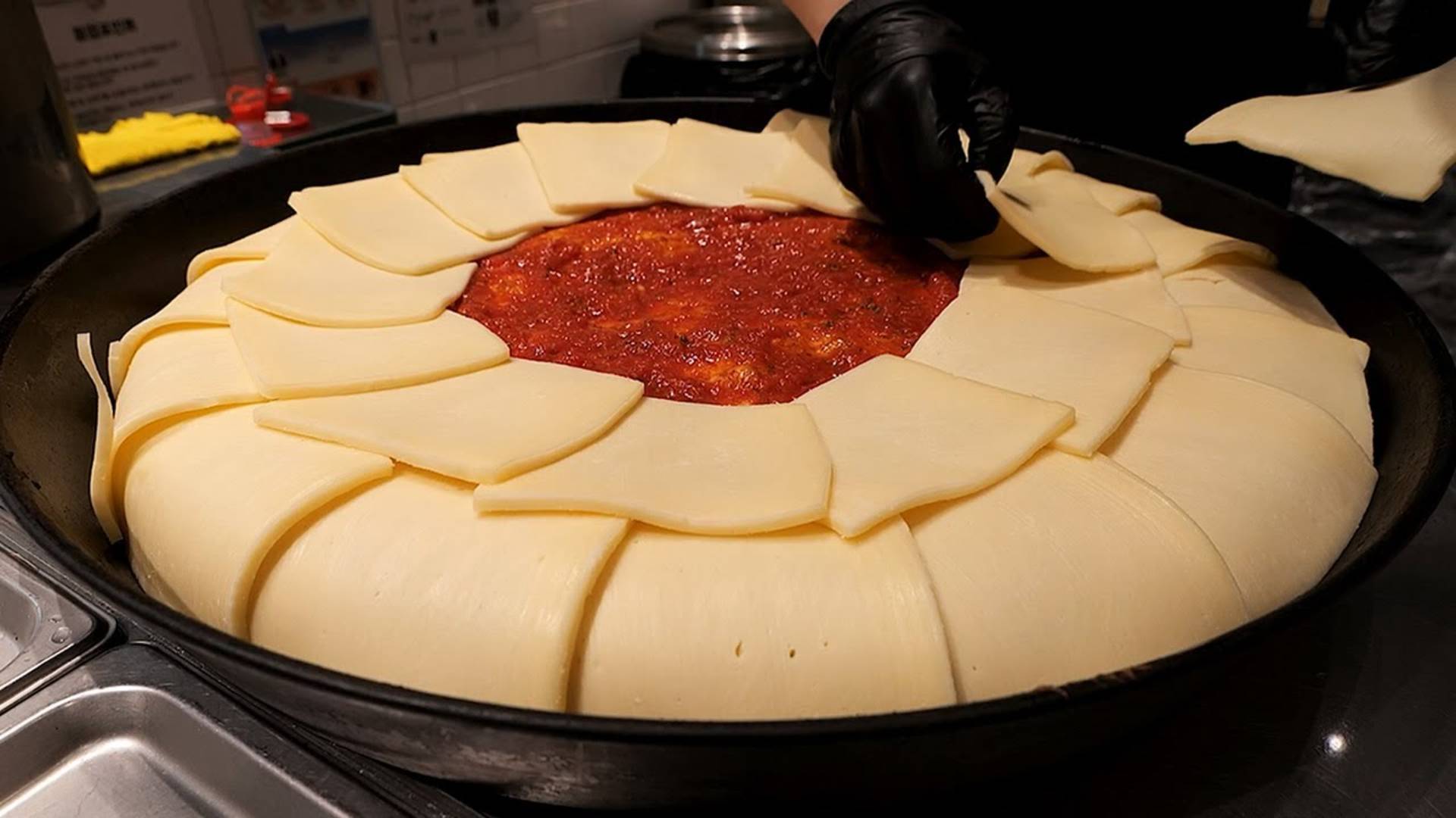 Гигантская сырная пицца. Корейская уличная еда смотреть онлайн