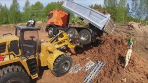 RC грузовик застрял в песке. Вытаскиваем