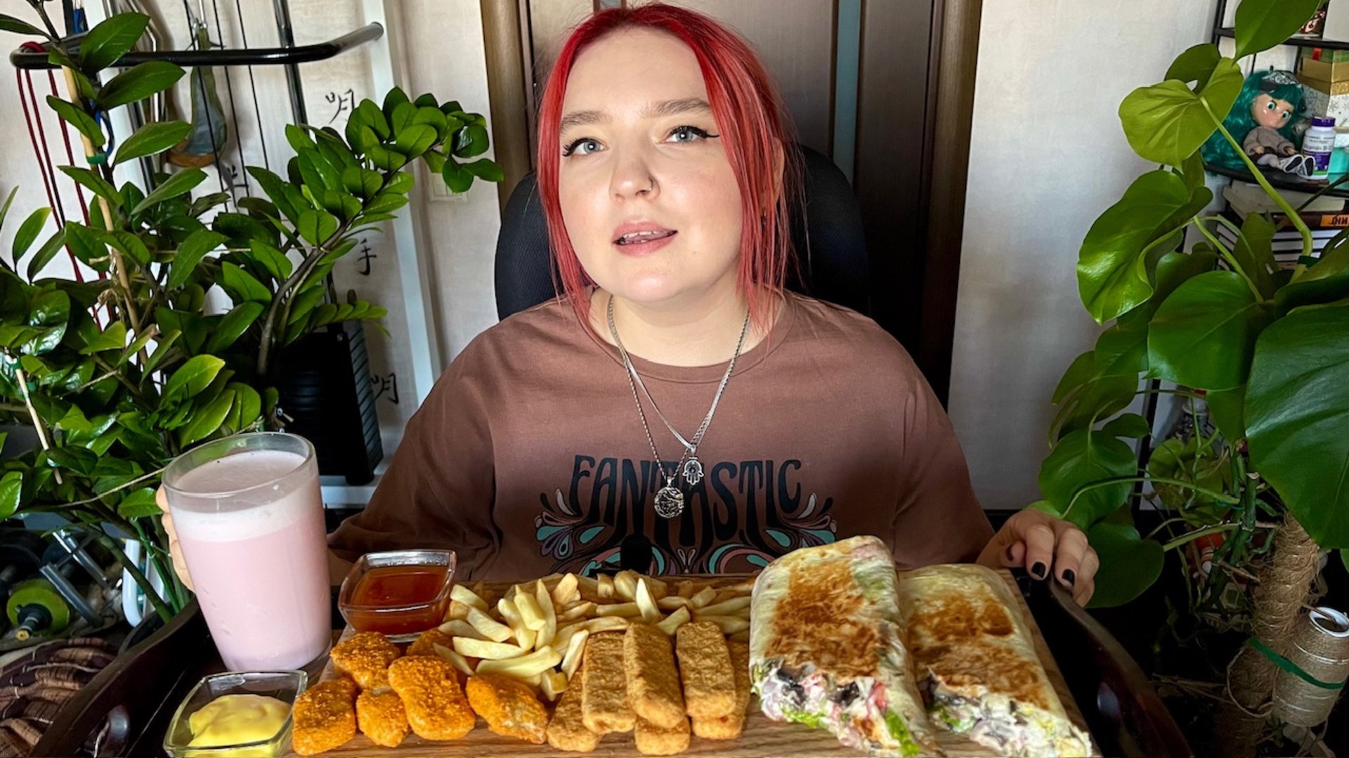 МУКБАНГ | Шаурма, наггетсы, не рыбные палочки, фри, соусы, клубничное молоко 🌯🍟 смотреть онлайн