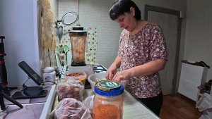 Заморозила полуфабрикаты намолола паприки Накормила мужа на улице. Строим гараж. Жизнь семьи