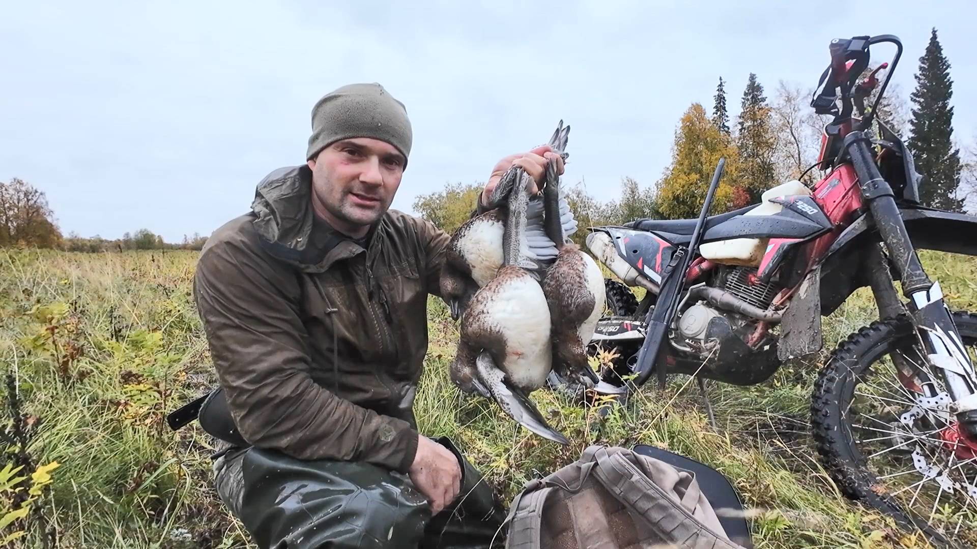 ОХОТА НА УТКУ НЕ ДЛЯ СЛАБАКОВ. НЕ КАЖДЫЙ ПОЙДЕТ ТАК ОХОТИТСЯ. С ПОДХОДА НАСТРЕЛЯЛ РЮКЗАК УТОК. смотреть онлайн