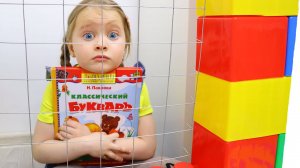 Милана и её маленькая сестрёнка играют