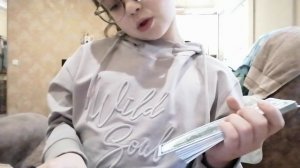 Показываю что у меня на столе .