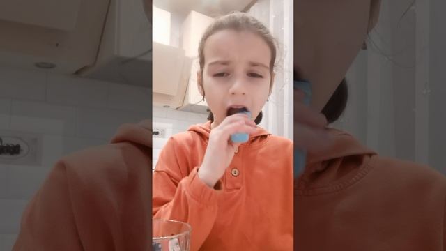 Пробую новый сырок со вкусом жвачки))) смотреть онлайн