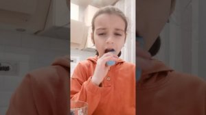 Пробую новый сырок со вкусом жвачки)))