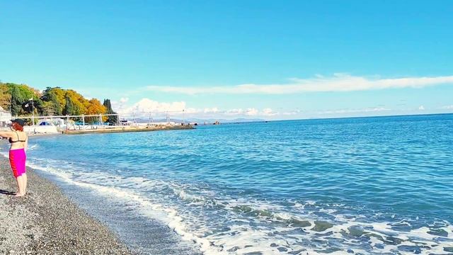 Купаются в море! Последний теплый день октября. Пляж Алушты смотреть онлайн