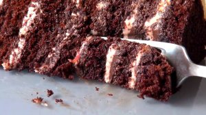 Рецепт влажного шоколадного торта с вишневым сливочным кремом