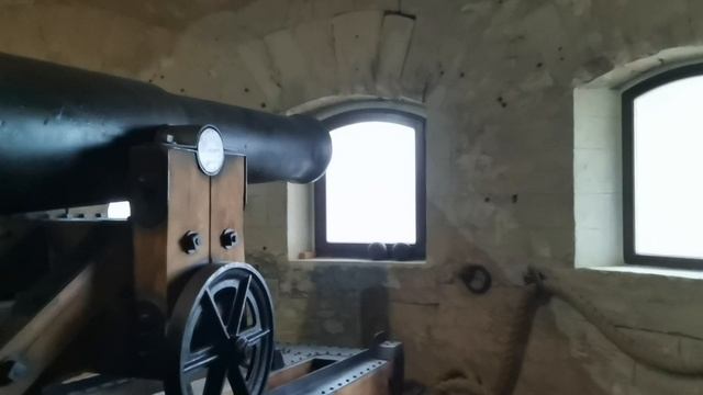 Однопудовый единорог, обр. 1838г. на Михайловской батареи Севастополя. смотреть онлайн