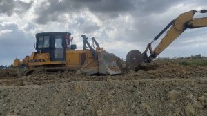 Бульдозер Liugong B160C застрял в рыхлой почве: вытаскивание с помощью экскаватора.