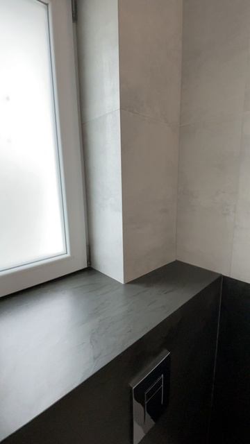 Пятиугольный санузел в светло-темных тонах