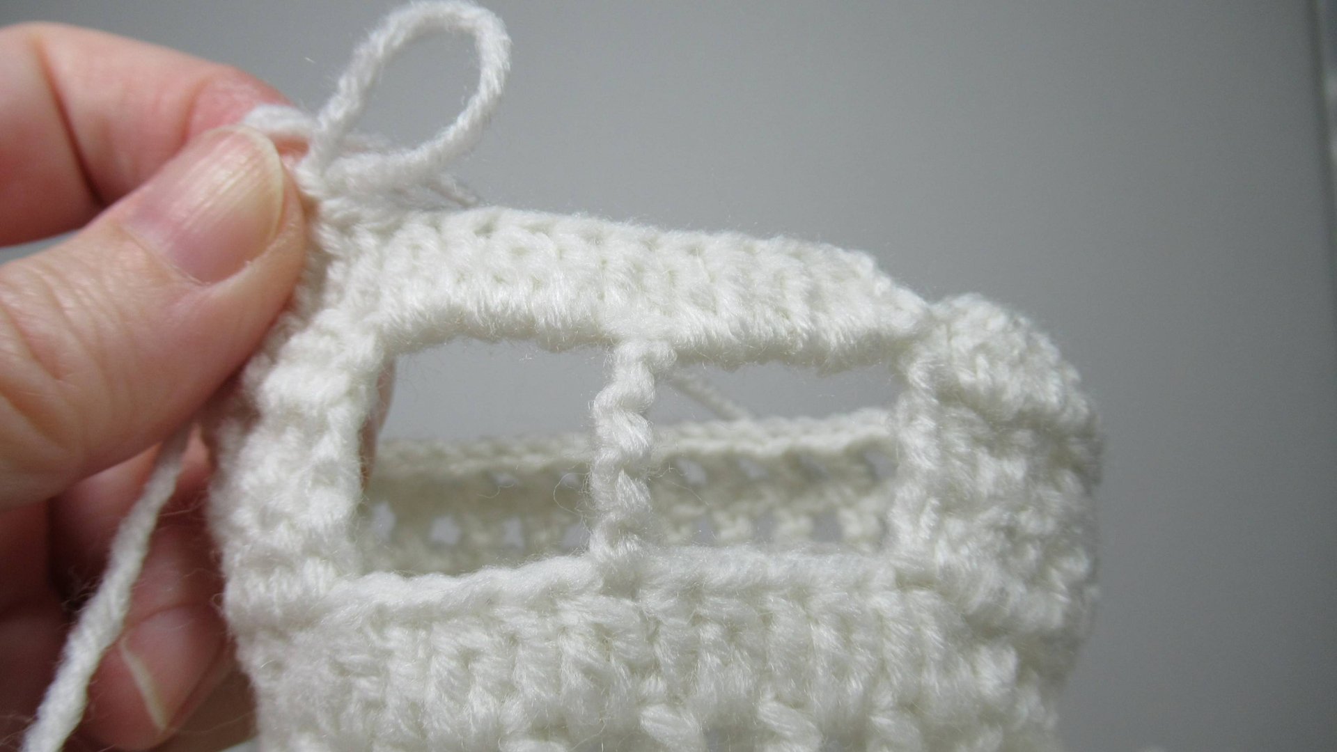 Вязание колокольчика крючком в виде снежного домика. Часть 3 смотреть онлайн