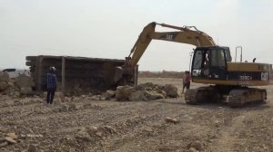 Самосвал опрокинулся при разгрузке: подъем при помощи колесного погрузчика и экскаватора.