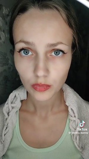 Самая красивая девочка есть хочет