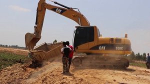 Подъем перевернувшегося самосвала  с помощью экскаватора Cat 320C и бульдозера.