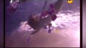 Женщина купается под водой (летние серии)