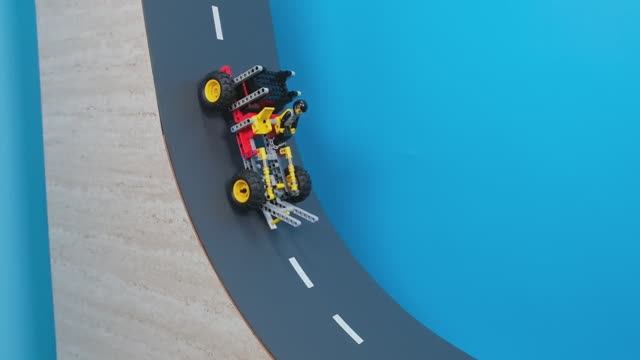 Lego Cars Vs Bigger Potholes | Автомобили Lego преодолевают пропасти