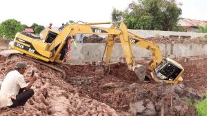 Экскаватор Cat 312b застрял в грязи, эвакуация другим экскаватором.