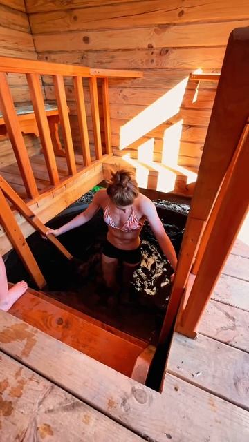 Купаюсь в роднике в деревне🥹 смотреть онлайн