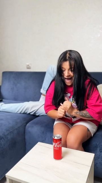 Она выпила его колу 😱 смотреть онлайн