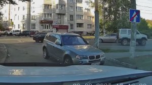 Встал грудью и не пустил нарушителей по односторонней против шерсти.