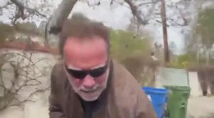 😂🤣 Арнольд Шварценеггер ремонтирует дырку в дороге...