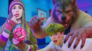 ОБОРОТЕНЬ и ШКОЛЬНИК НЕ ПОДЕЛИЛИ МЕНЯ! Бой в СПОРТЗАЛЕ!!! Кто чемпион школы ROSE THORN - Lady Diana