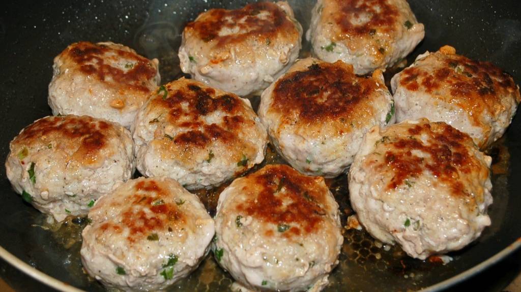 Впервые жарю сам котлеты + даю оценку смотреть онлайн