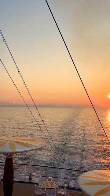 Красивый рассвет на круизном лайнере смотреть онлайн