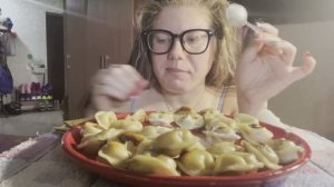 МУКБАНГ ЖАРЕНЫЕ ПЕЛЬМЕНИ ПРО ТОКСОВ И ДЕТСТВО