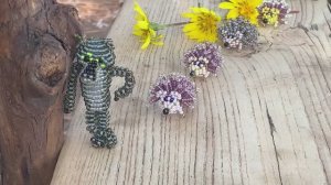 Волк из бисера / Ёжики из бисера / Клевер из бисера / бисероплетение / творчество /