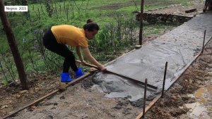 София 42. Делает  дорожку к дому на сваях