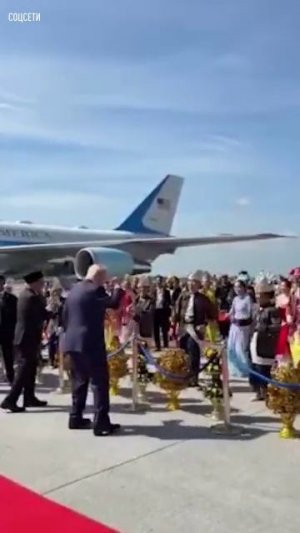 Дональд Трамп станцевал вместе с жителями Малайзии