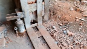 Поднимаем домкратами гаражные ворота.