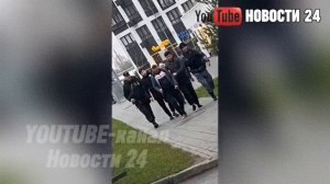БОЙНЯ В МОСКВЕ. Мигранты устроили войну за ремонты. [Шокирующие кадры].mp4