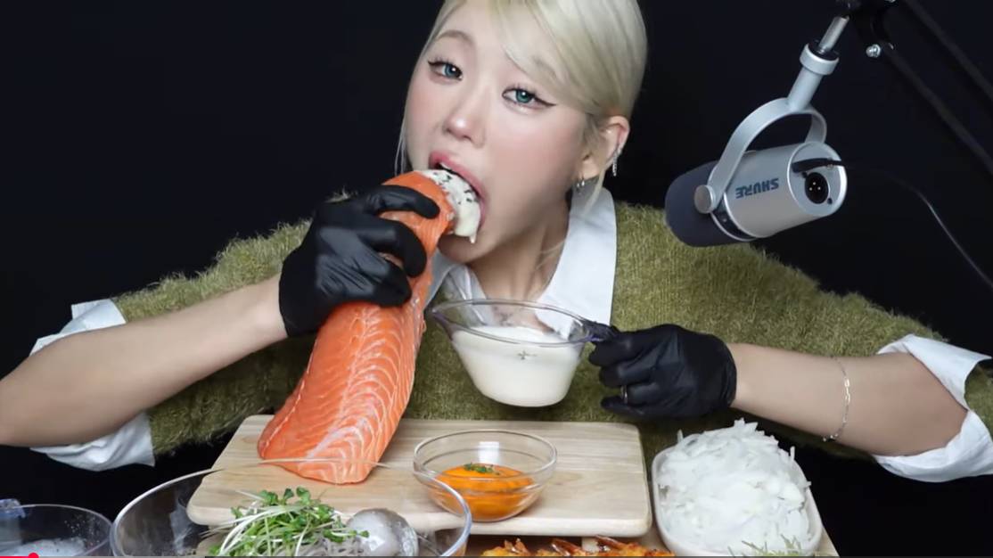 🔥🍲 Мукбанг и Mukbang : ДЕВУШКА ЕСТ НА КАМЕРУ! 🍣 Лосось 1кг + креветки темпура с .... смотреть онлайн