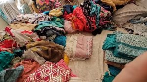 Пытаюсь перебрать одежду, погрязла в расхламлении и уборке. Лучше не отвлекаться и не рассматривать