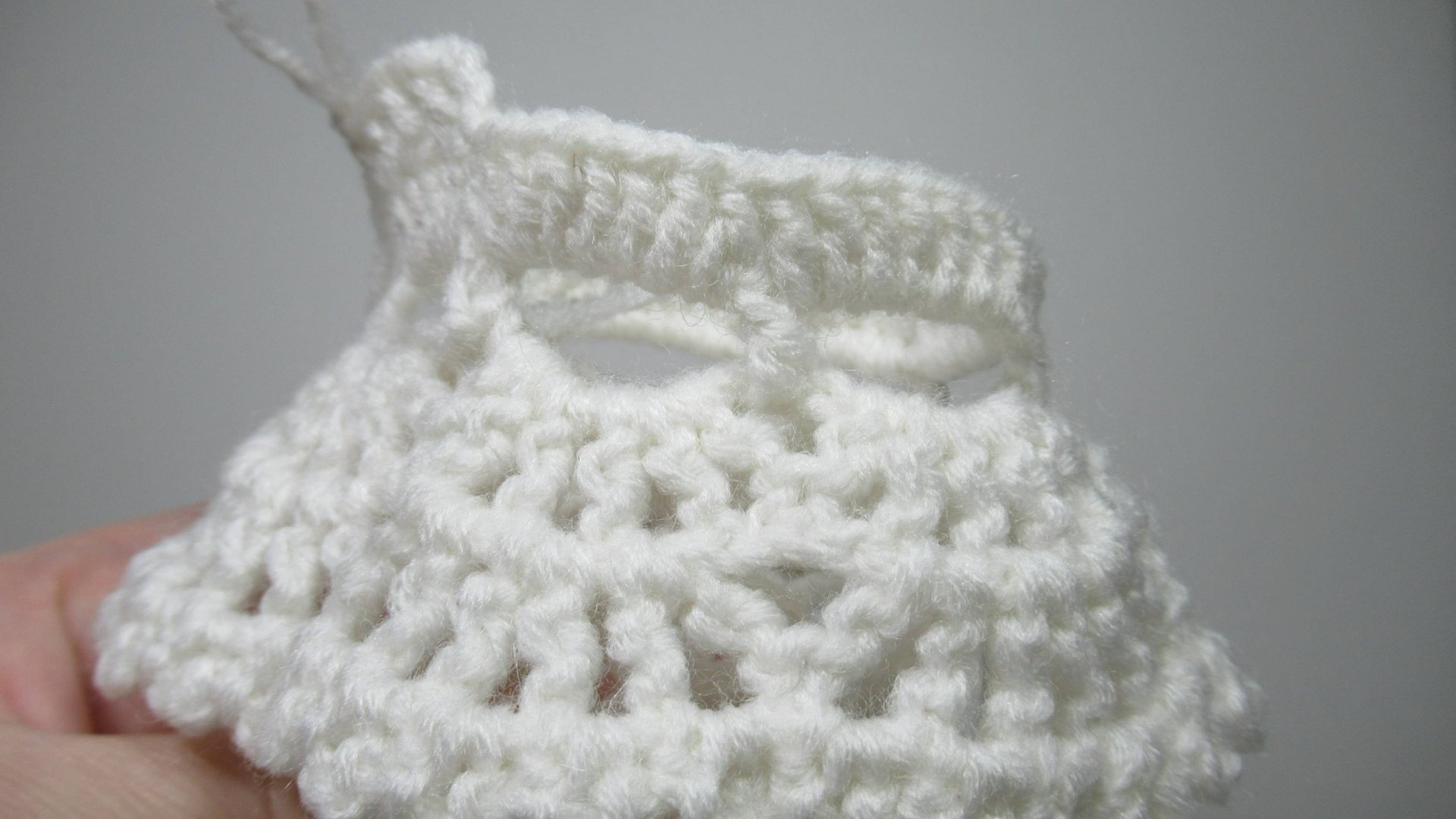 Вяжу стены ажурного колокольчика в виде снежного домика. Часть 1 смотреть онлайн