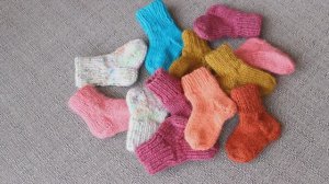 КАК ВЯЗАТЬ НОСКИ ДЛЯ КУКЛЫ НА СПИЦАХ      рукоделие, МК, DIY,