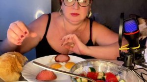 ochen-silno-iaishenki-zakhotelos-iaishenka-s-salatom-i-molochkom-nash-ocherednoi-chainik-mukbang