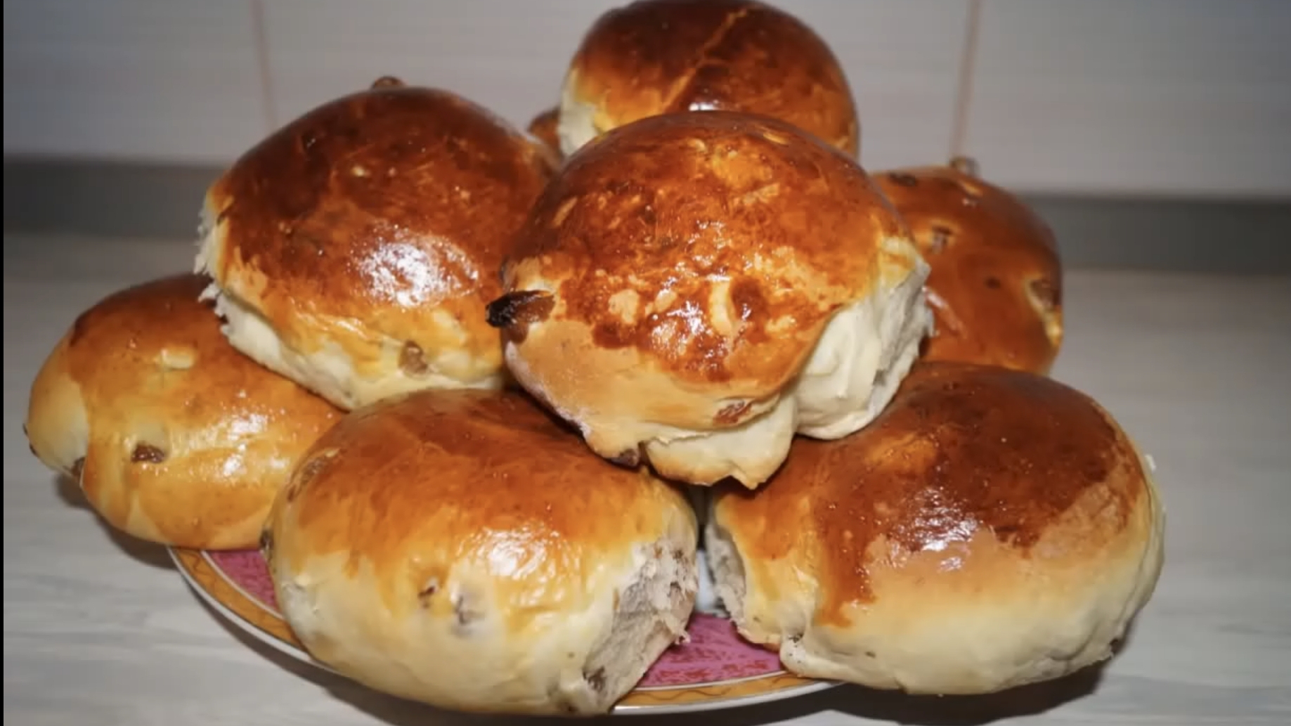 Булочки с изюмом из сдобного дрожжевого теста. смотреть онлайн