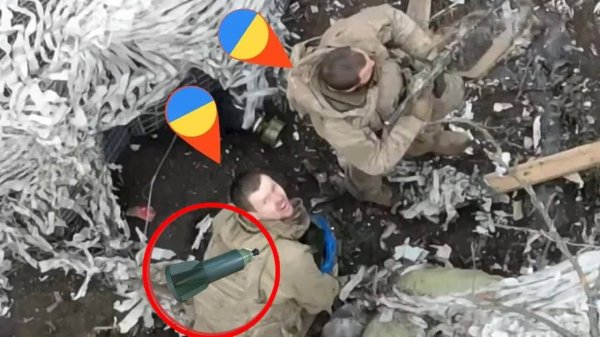 Российские дроны сбрасывают боеприпасы на украинские окопы в Бахмуте.