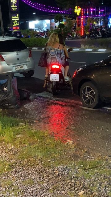 Пхукет. Пьяные бабы на скутере))