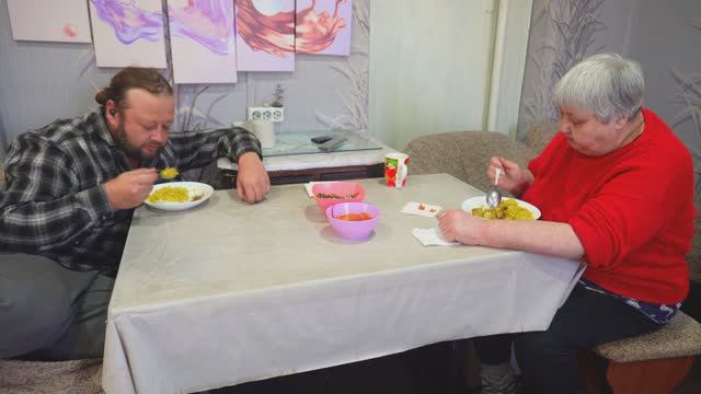 ВКУСНО кушаем плов Утро в Сибири Кормлю любимых животных ПОДВАЛ ИЛЬИЧА смотреть онлайн