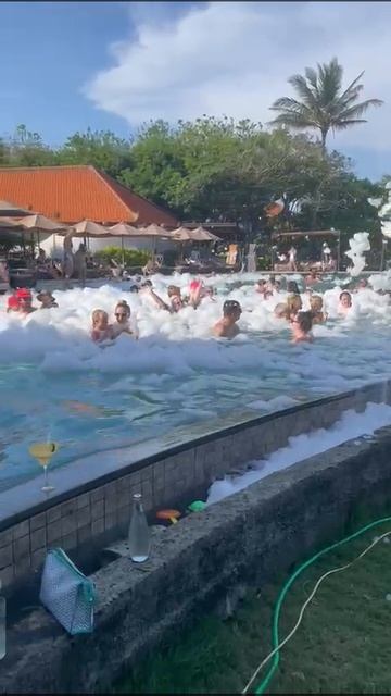 Бассейн. Пена. Бали.