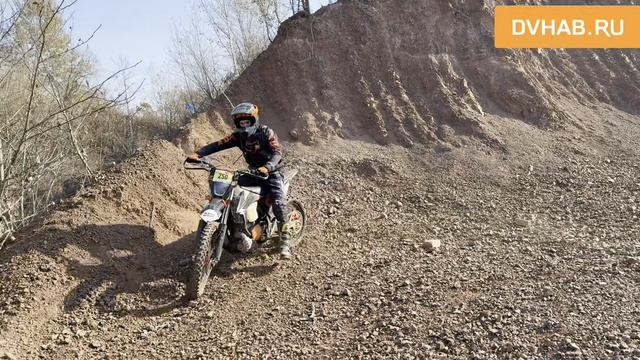 По новым подъемам: соревнования по эндуро прошли в Хабаровске смотреть онлайн