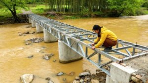 Молодая девушка строит мост через реку за 101 день.